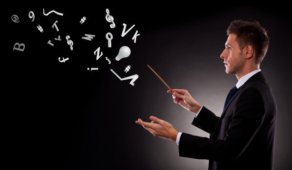Деловой человек управляет множеством символов
