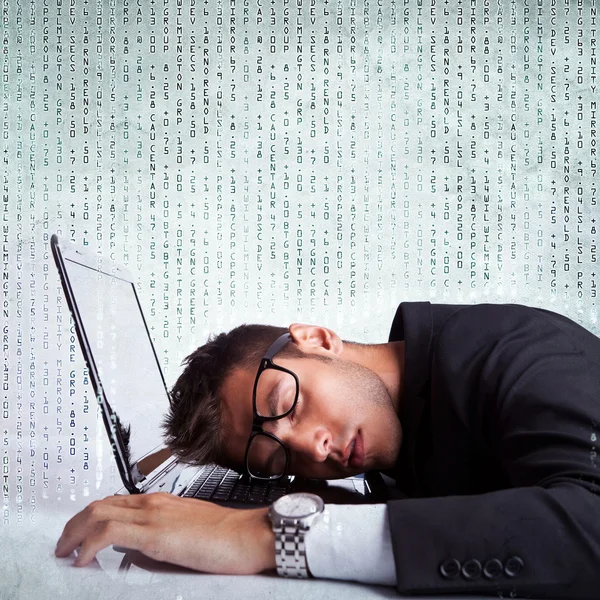 Homem de negócios dormindo em um computador portátil — Fotografia de Stock