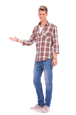 casual adam bir şey sunmak