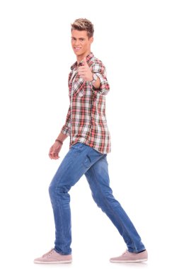 casual adam ok işareti yürüyor