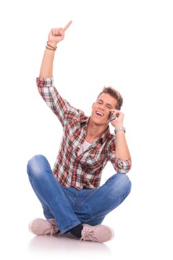 adam oturuyor, işaret ve konuşma