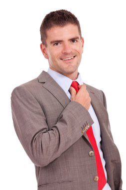 iş adamı kravatını ayarlama