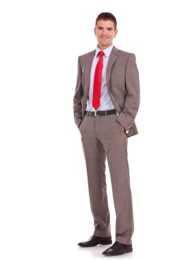 Elleri ceplerinde genç iş adamı