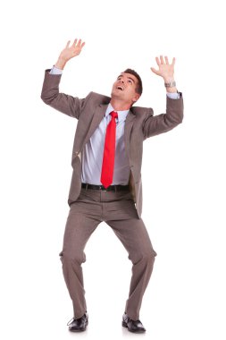 iş adamı başının üstünde bir şey tutar.