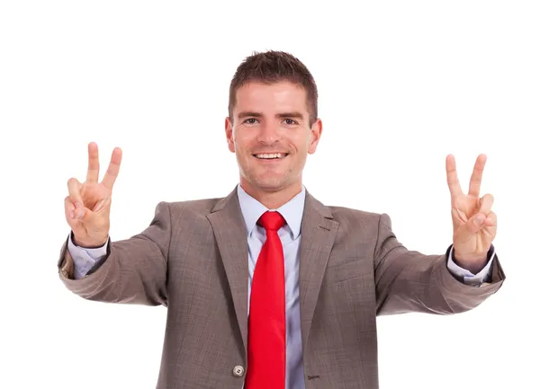 Homem de negócios mostrando gesto de vitória — Fotografia de Stock