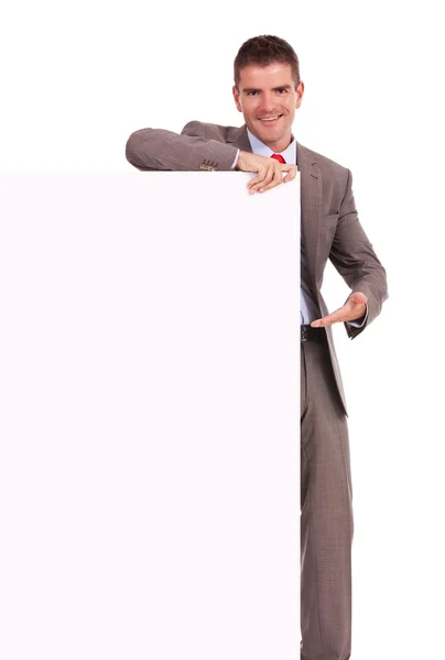 Hombre de negocios presentando tablero en blanco — Foto de Stock