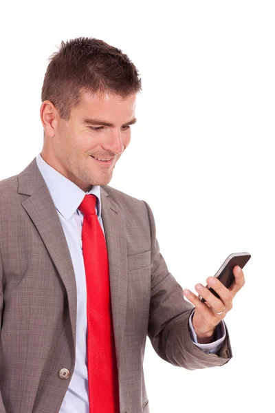 Affärsman som läser på telefon — Stockfoto