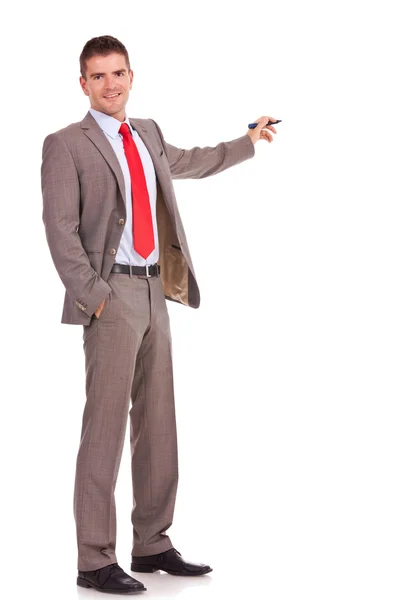 Hombre de negocios presentando con pluma — Foto de Stock