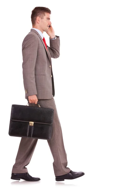 Hombre de negocios con maletín en el teléfono — Foto de Stock