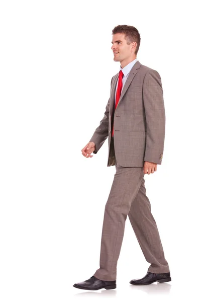 Giovane uomo d'affari a piedi — Foto Stock