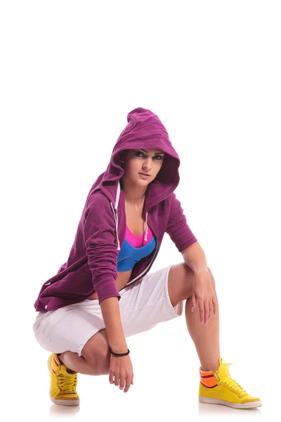 Crouched hip hop woman dancer — Stock Photo, Image