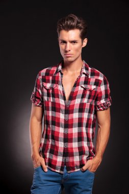 Elleri ceplerinde ile ayakta moda adam