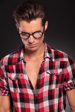 aşağı bakmak gözlük takan adam