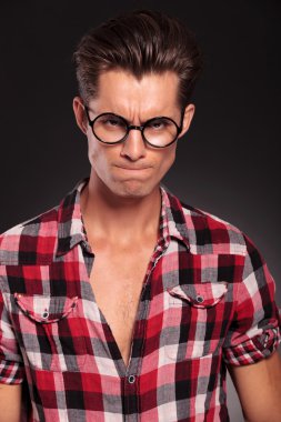 gözlük takan, kızgın, gündelik genç adam