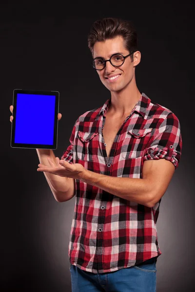 Moda mężczyzna prezentuje nowy pad tabletka — Zdjęcie stockowe