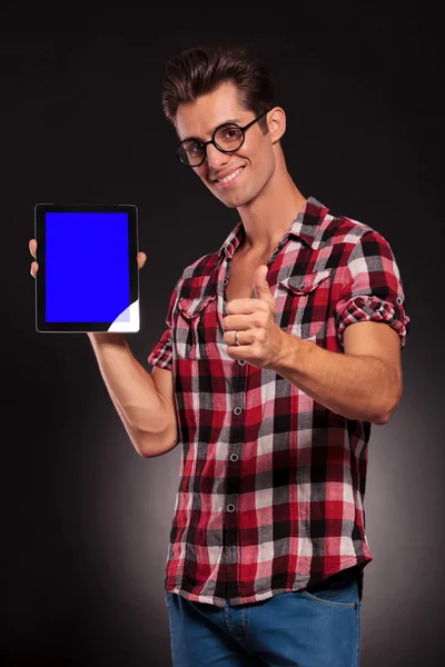 Moda homem apresentando um novo tablet pad — Fotografia de Stock