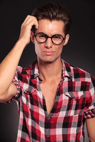 Zmatený příležitostné muž s brýlemi — Stock fotografie