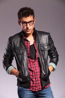 Elleri ceplerinde genç casual adam