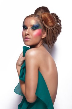 Büyük saç ve makyaj kendini kapsayan ile çıplak kadın