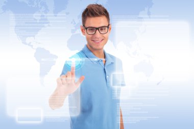dokunmatik ekran ile çalışan sıradan genç adam