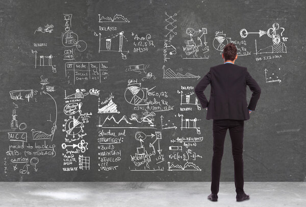 бизнесмен смотрит на некоторые графики
