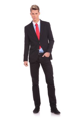 adam elini cebine ile ayakta