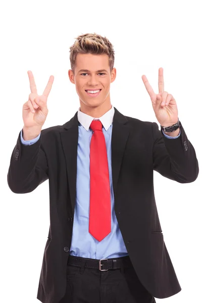 Ο άνθρωπος των επιχειρήσεων παρουσιάζει δύο δάχτυλα ή νίκη χειρονομία — Φωτογραφία Αρχείου