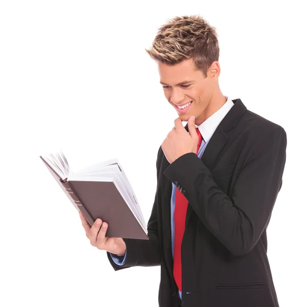 Joven estudiante leyendo un libro de leyes — Foto de Stock