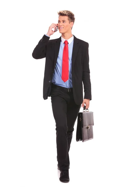 Uomo d'affari che cammina e parla al telefono — Foto Stock