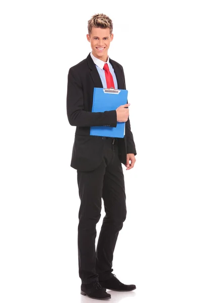 Giovane uomo d'affari sorridente con un blocco note — Foto Stock