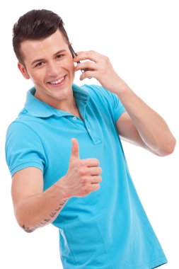 Genç casual adam başparmak telefon
