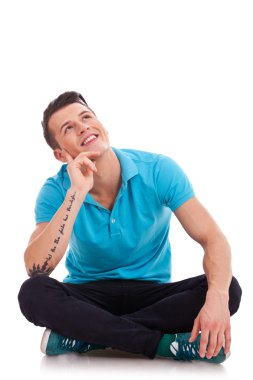 dalgın adam oturmuş ve yukarıya bakıyor