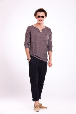 adam elini cebine ile duruyor.