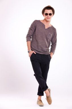 çapraz bacaklı ayakta, eller cebe