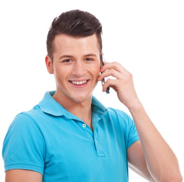 Genç casual adam cep telefonunuzun konuşma