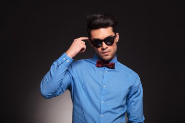 moda erkek düşünme güneş gözlüğü takıyor