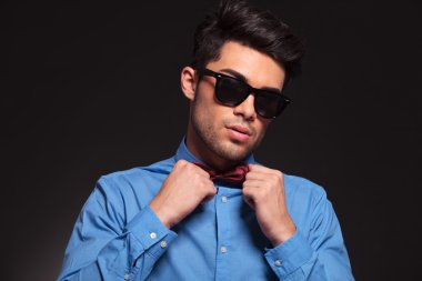 onun papyon tutan genç moda erkek