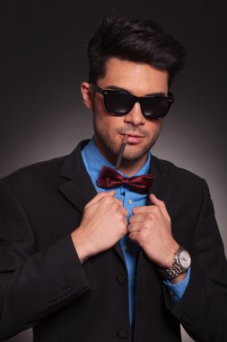 Sigaralı genç adam.