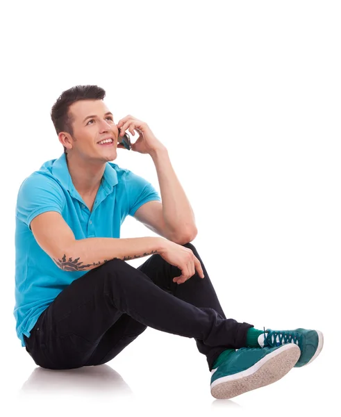 Casual man praten over de telefoon — Stockfoto