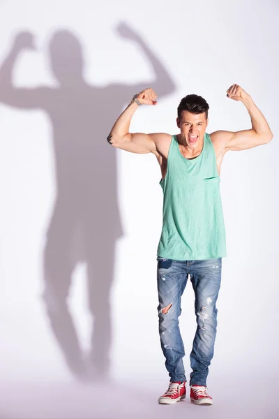 Homem de moda mostrando bíceps — Fotografia de Stock