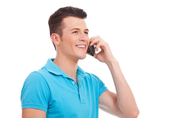 Příležitostné muž mluví do mobilního telefonu — Stock fotografie