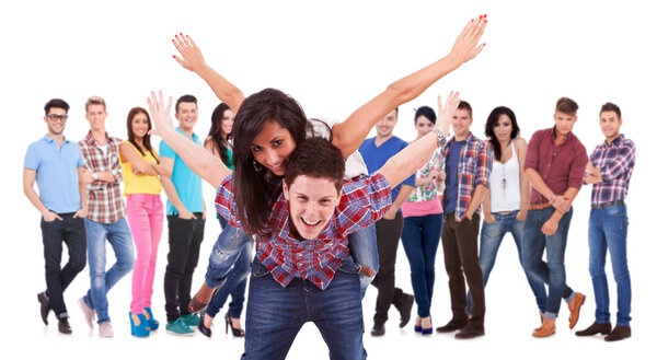 возбужденная молодая пара играет перед командой
