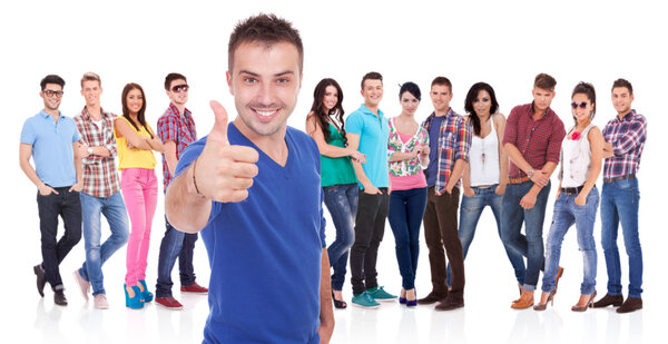 человек, делающий хороший жест перед своими старшими товарищами
