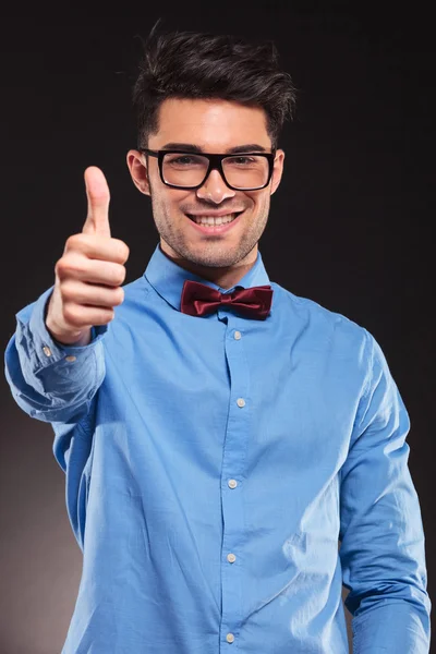 Moda homem usando óculos fazendo ok — Fotografia de Stock