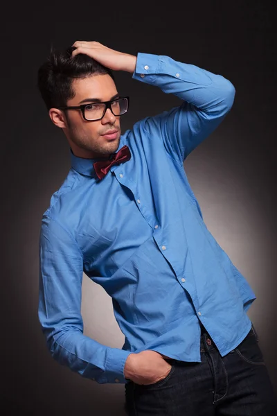 Homem de moda vestido casual com óculos — Fotografia de Stock