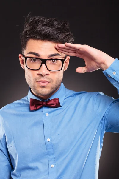 Casual fashion adam askeri bir selam verme — Stok fotoğraf