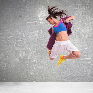 çığlık ve zor bir atlayış yaparak kadın dansçı