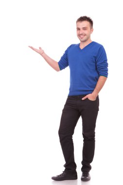 mutlu genç casual adam bir şey sunmak