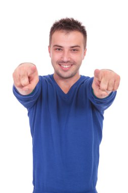 genç adam onun parmaklarıyla işaret