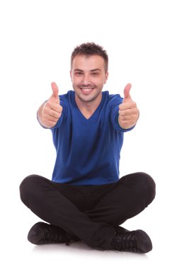 yapım olarak Evet Yaşasın oturan adam